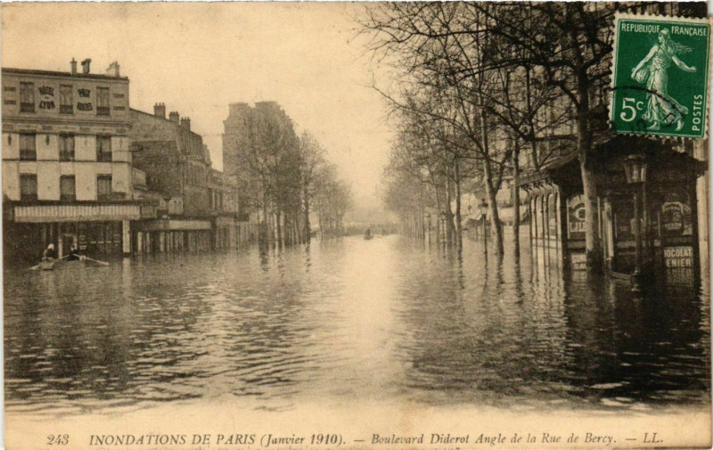 Carte postale ancienne Inondations de Paris (Janvier 1910) - Boulevard Diderot Angle de la Rue de Bercy à Paris 12e