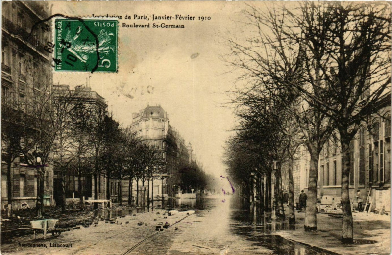 Carte postale ancienne Paris Inondations 1910 Boulevard Saint-Germain à Paris