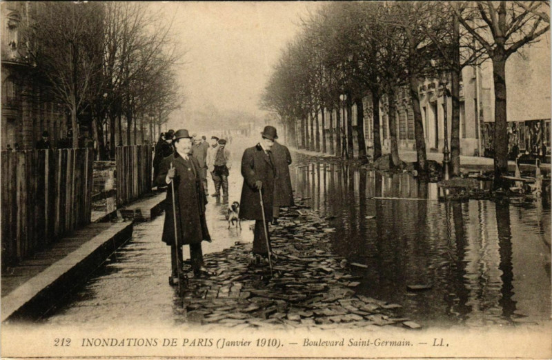 Carte postale ancienne Paris Inondations 1910 Bd Saint-Germain à Paris