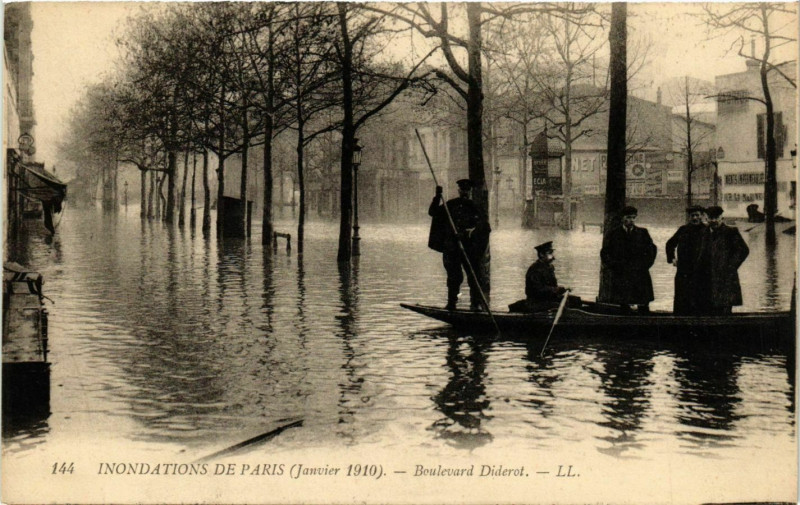 Carte postale ancienne Inondations de Paris (Janvier 1910) - Boulevard Diderot à Paris 12e
