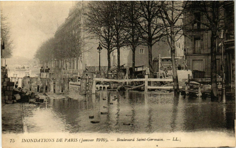 Carte postale ancienne Paris Inondations 1910 Boulevard Saint-Germain à Paris