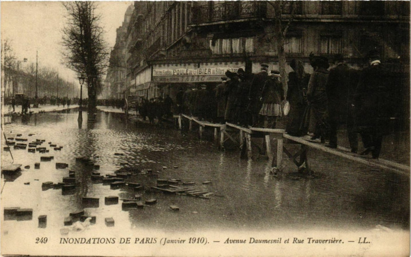Carte postale ancienne Inondations de Paris (Janvier 1910) - Avenue Daumesnil et Rue Traversière à Paris 12e