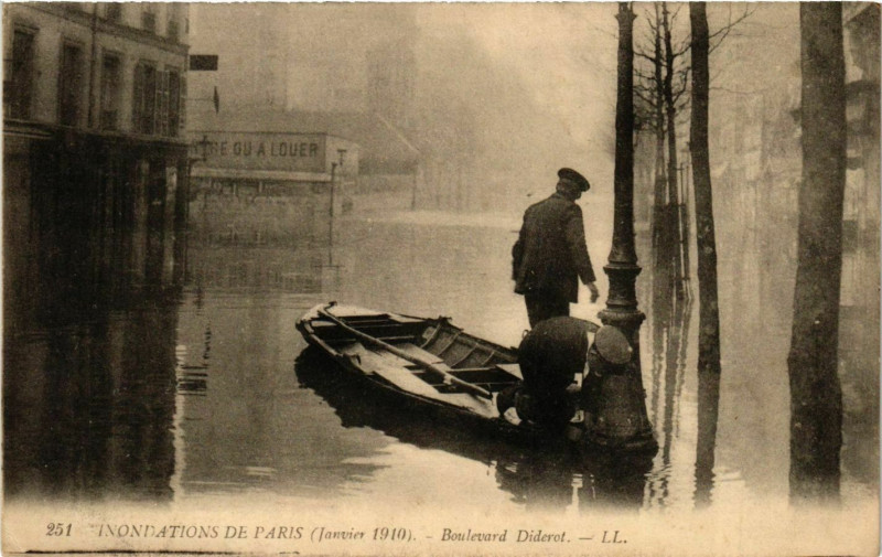 Carte postale ancienne Inondation de Paris (Janvier 1910) - Boulevard Diderot à Paris 12e