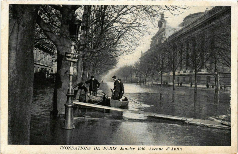 Carte postale ancienne Inondations de Paris - Avenue d'Antin à Paris 8e