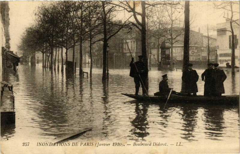 Carte postale ancienne Inondations de Paris (Janvier 1910) - Boulevard Diderot à Paris 12e