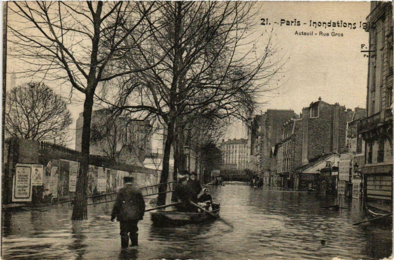 Carte postale ancienne Inondations 1910 - Auteuil - Rue Gros à Paris 16e