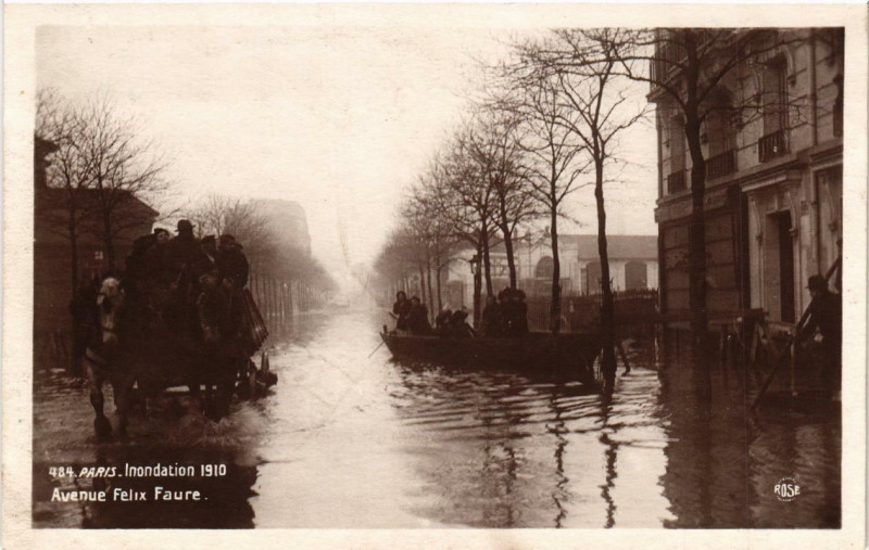 Carte postale ancienne Inondation 1910 - Avenue Felix Faure à Paris 15e
