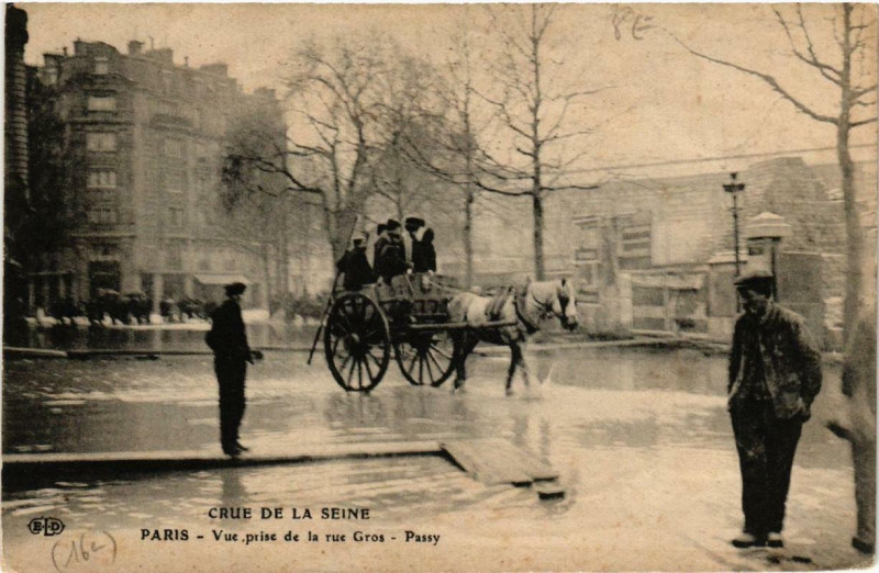 Carte postale ancienne Crue de la Seine - Vue prise de la rue Gros - Passy à Paris 16e