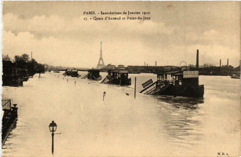 Carte postale ancienne Inondations de Janvier 1910 - Quais d'Auteuil et Point-du-Jour à Paris 16e