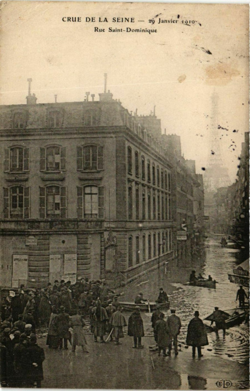 Carte postale ancienne Paris Crue de la Seine 1910 Rue Saint-Dominique à Paris