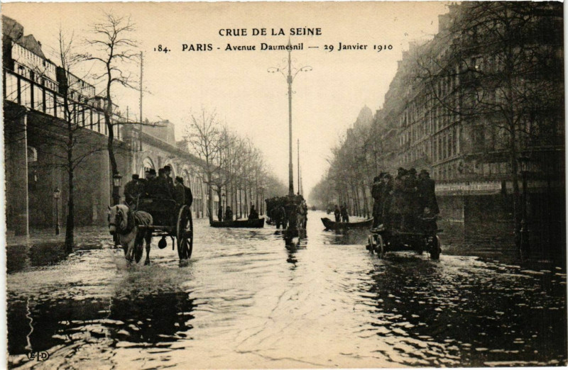 Carte postale ancienne Paris Crue de la Seine 1910 venue Daumesnil à Paris