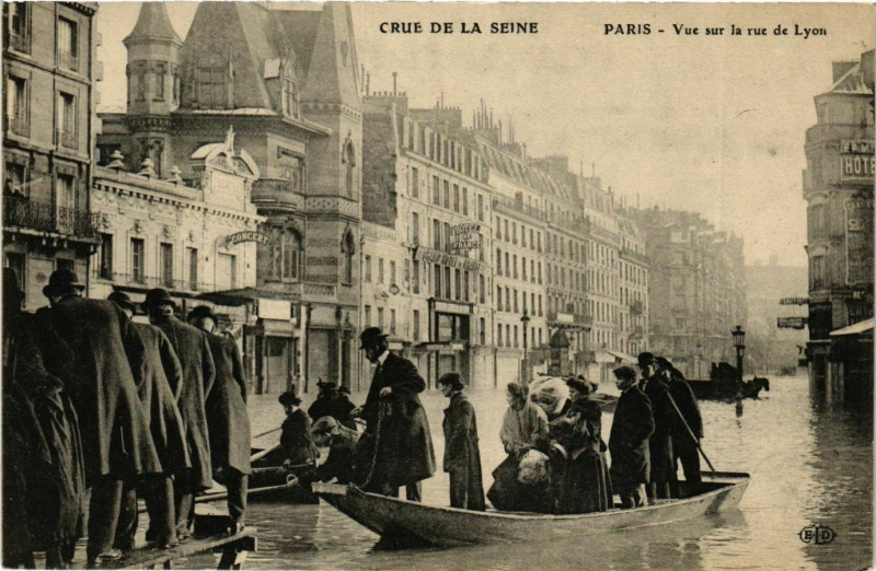 Carte postale ancienne Crue de la Seine - Vue sur la rue de Lyon  à Paris 12e
