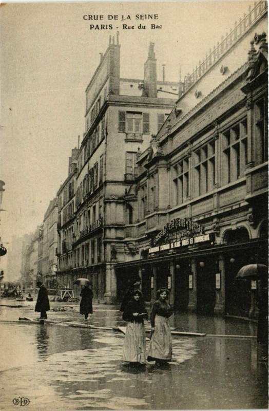 Carte postale ancienne Paris Crue de la Seine 1910 Rue du Bac à Paris