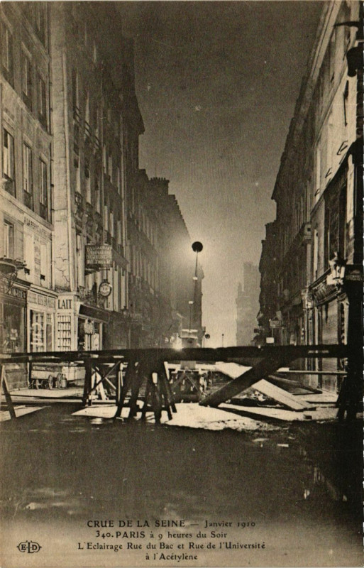 Carte postale ancienne Paris Crue de la Seine 1910 Rue du Bac Eclairage à Paris