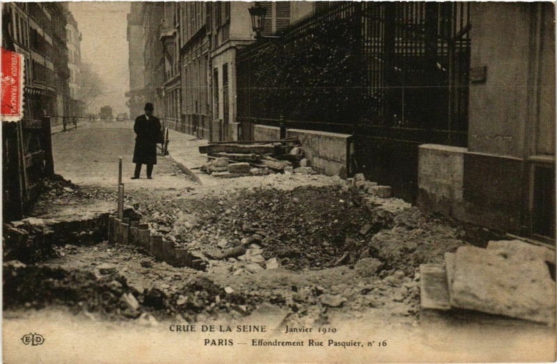Carte postale ancienne Paris Crue de la Seine 1910 Rue Pasquier No. 16 à Paris