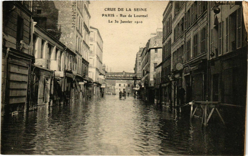 Carte postale ancienne Paris Crue de la Seine 1910 Rue de Lourmel à Paris