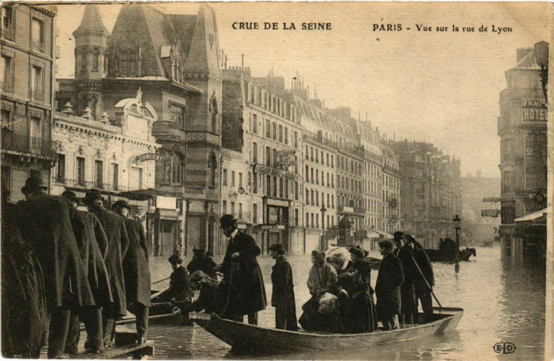 Carte postale ancienne Crue de la Seine - Vue sur la rue de Lyon à Paris 12e