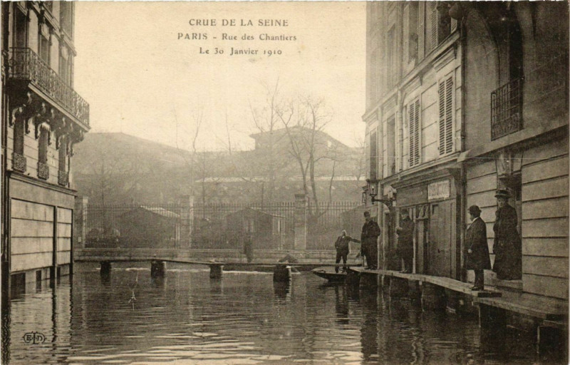 Carte postale ancienne Paris Crue de la Seine 1910 Rue des Chantiers à Paris