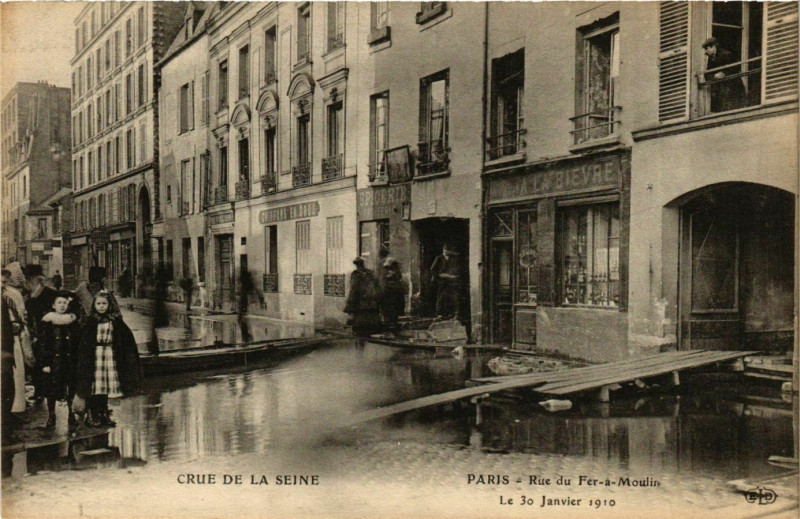 Carte postale ancienne Paris Crue de la Seine 1910 Rue du Fer-a-Moulin à Paris