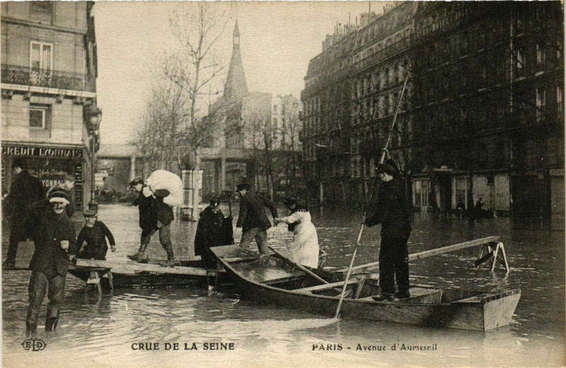 Carte postale ancienne Crue de la Seine - Avenue d'Aumesnil à Paris 12e
