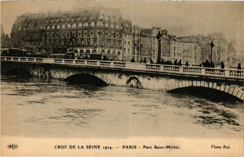 Carte postale ancienne Paris Crue de la Seine 1924 Pont Saint-Michel à Paris