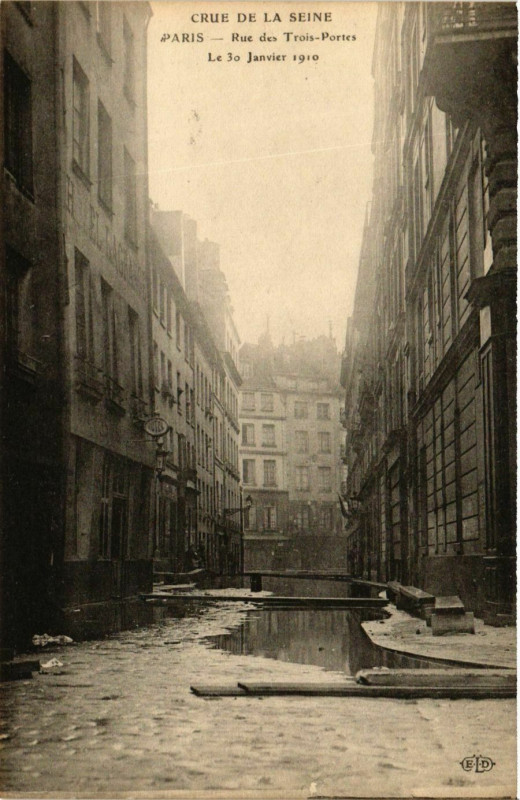 Carte postale ancienne Paris Crue de la Seine 1910 Rue des Trois-Portes à Paris