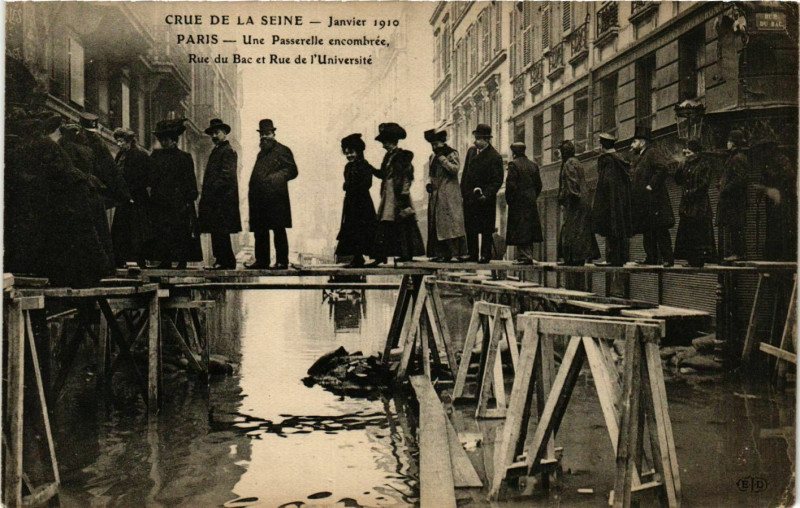 Carte postale ancienne Paris Crue de la Seine 1910 Rue du Bac Rue de l'Universite à Paris