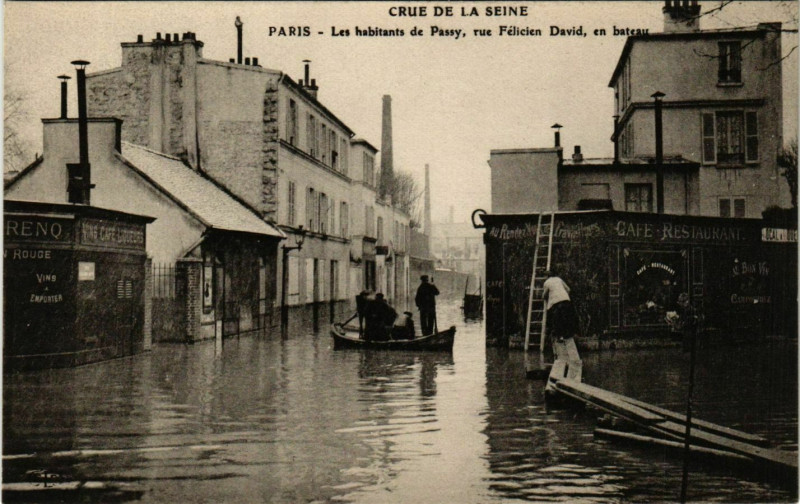 Carte postale ancienne Crue de la Seine - Les habitants de Passy, rue Félicien David, en bateau à Paris 16e