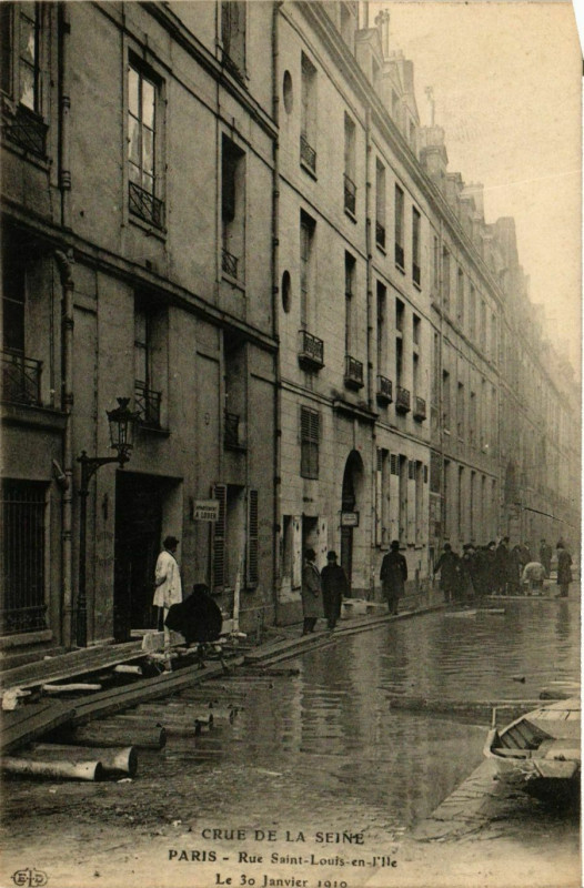 Carte postale ancienne Paris Crue de la Seine 1910 Rue Saint-Louis en l'Ile à Paris