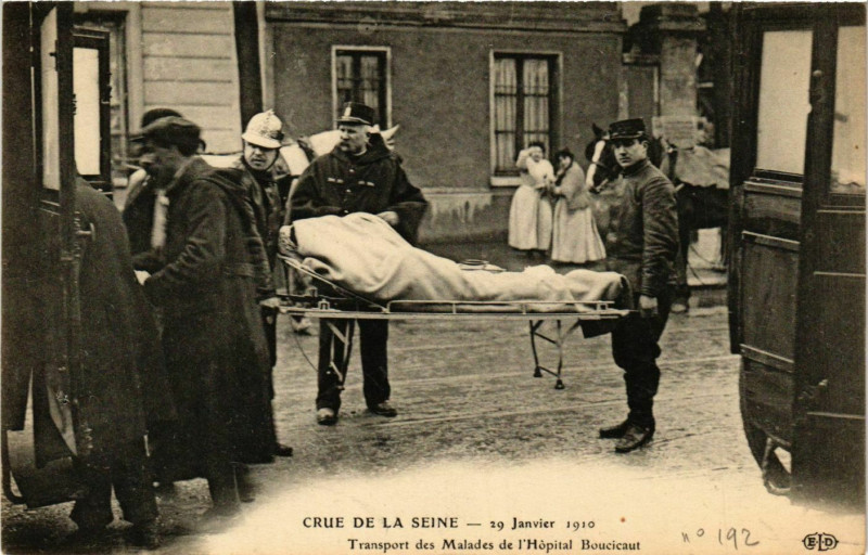 Carte postale ancienne Crue de la Seine - 29 Janvier 1910 - Transport des Malades de l'Hôpital Boucicaut à Paris 15e