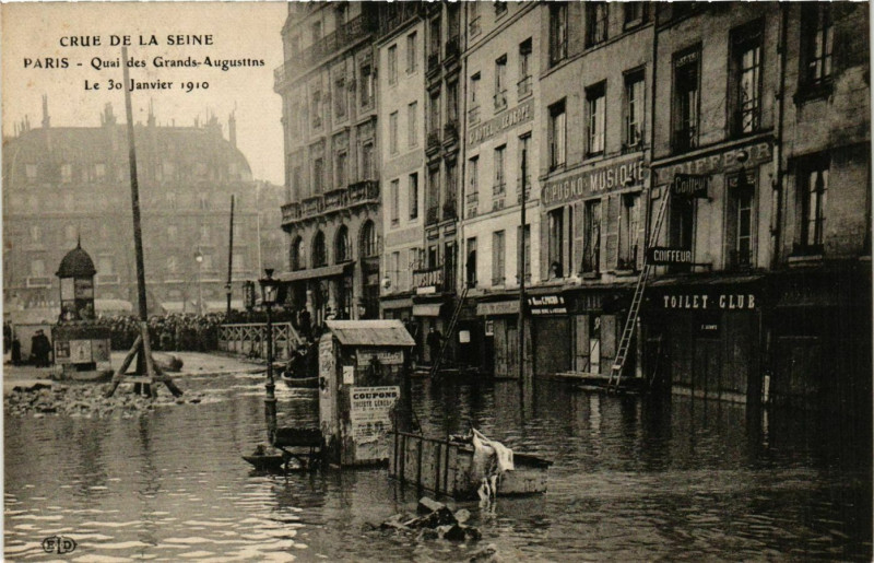 Carte postale ancienne Paris Crue de la Seine 1910 Quai des Grands-Augustins à Paris