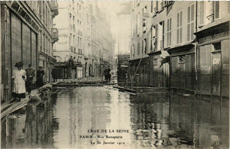 Carte postale ancienne Paris Crue de la Seine 1910 Rue Bonaparte à Paris