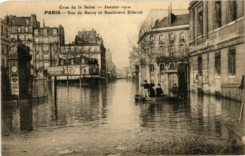 Carte postale ancienne Paris Crue de la Seine 1910 Rue de Bercy à Paris