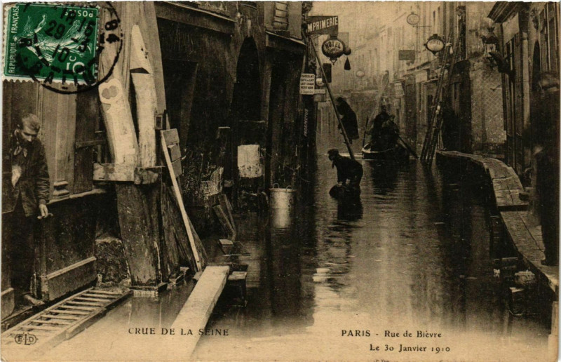 Carte postale ancienne Paris Crue de la Seine 1910 Rue de Bievre à Paris