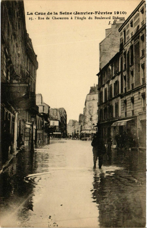 Carte postale ancienne Paris Crue de la Seine 1910 Rue de Charenton à Paris
