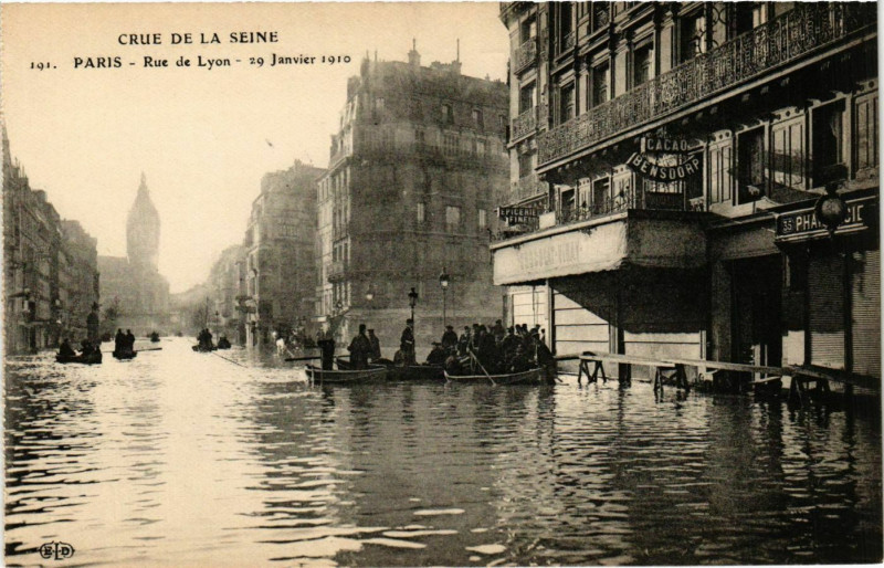Carte postale ancienne Paris Crue de la Seine 1910 Rue de Lyon à Paris