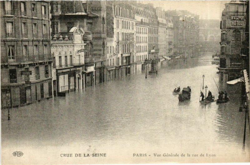 Carte postale ancienne Paris Crue de la Seine 1910 Rue de Lyon vue générale à Paris