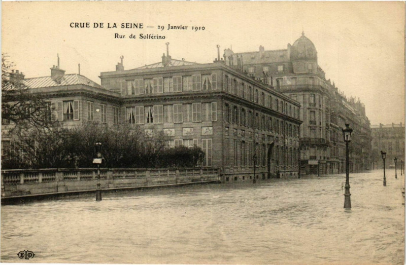 Carte postale ancienne Paris Crue de la Seine 1910 Rue de Solferino à Paris