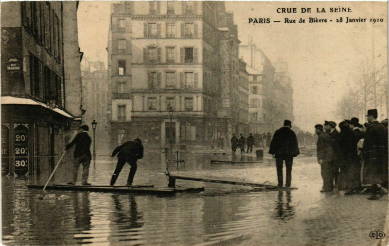 Carte postale ancienne Crue de la Seine - Rue de Bièvre à Paris 5e