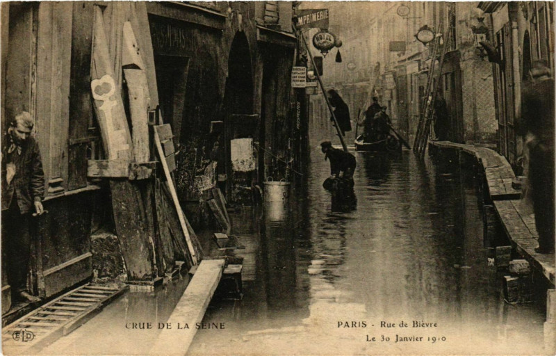 Carte postale ancienne Paris Crue de la Seine 1910 Rue de Bievre à Paris
