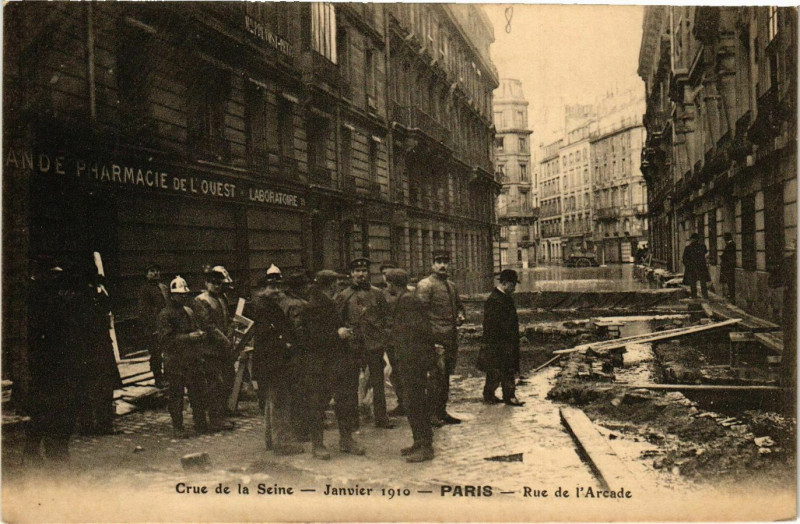 Carte postale ancienne Paris Crue de la Seine 1910 Rue de l'Arcade à Paris