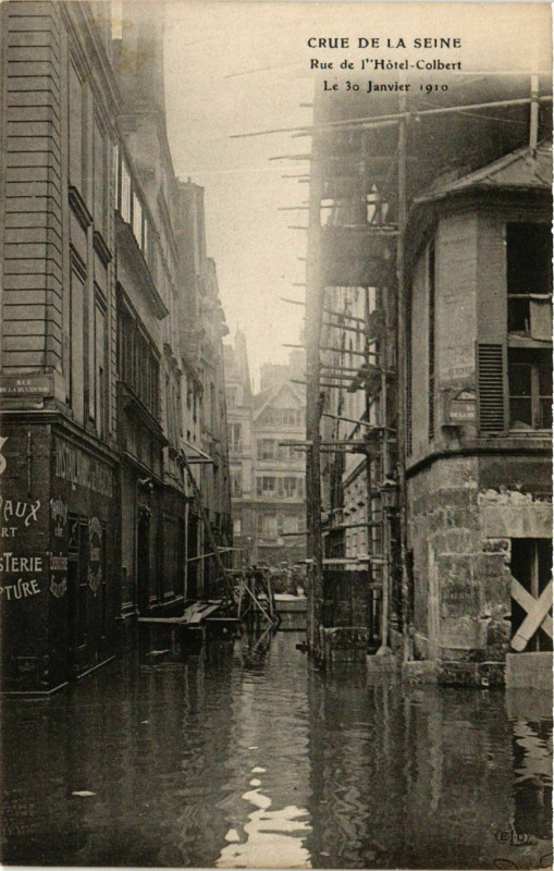 Carte postale ancienne Paris Crue de la Seine 1910 Rue de l'Hotel-Colbert à Paris