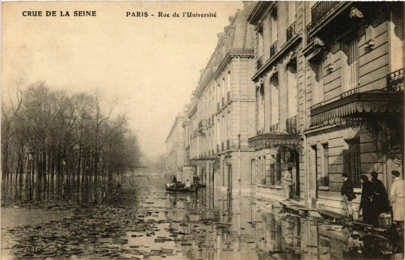 Carte postale ancienne Paris Crue de la Seine 1910 Rue de l'universite à Paris