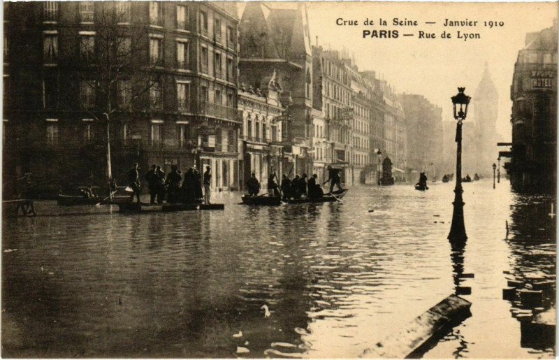 Carte postale ancienne Paris Crue de la Seine 1910 Rue de Lyon à Paris