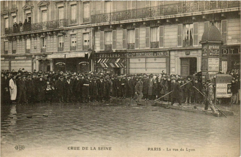 Carte postale ancienne Crue de la Seine - La rue de Lyon à Paris 12e
