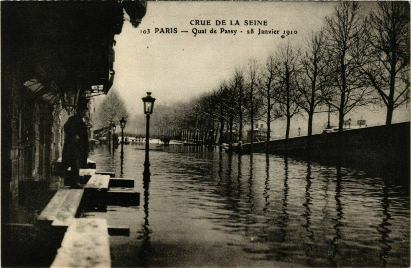 Carte postale ancienne Paris Crue de la Seine 1910 Quai de Passy à Paris