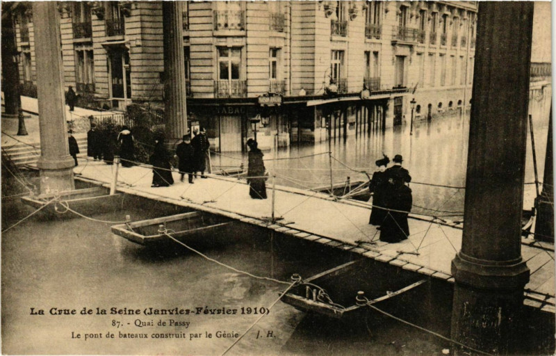Carte postale ancienne Paris Crue de la Seine 1910 Quai de Passy à Paris