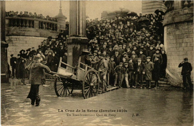 Carte postale ancienne La Crue de la Seine -  Quai de Passy - On transborde le Monde sur des Charettes à Paris 16e