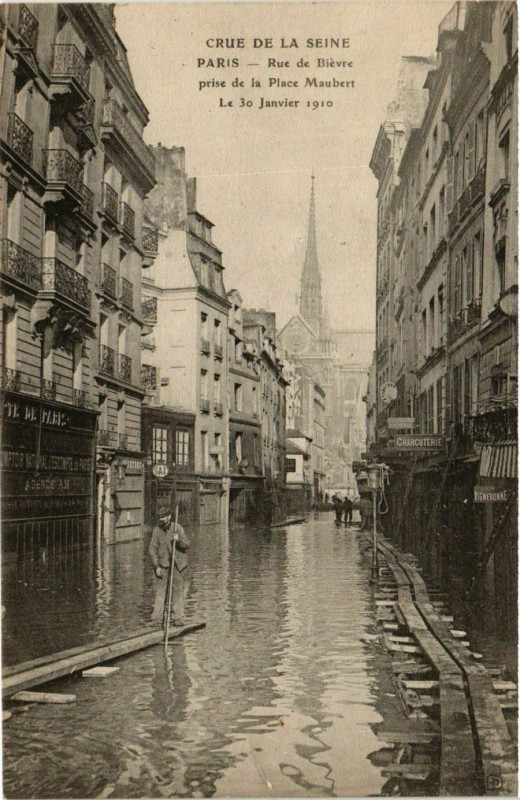 Carte postale ancienne Paris Crue de la Seine 1910 Rue de Bievre à Paris