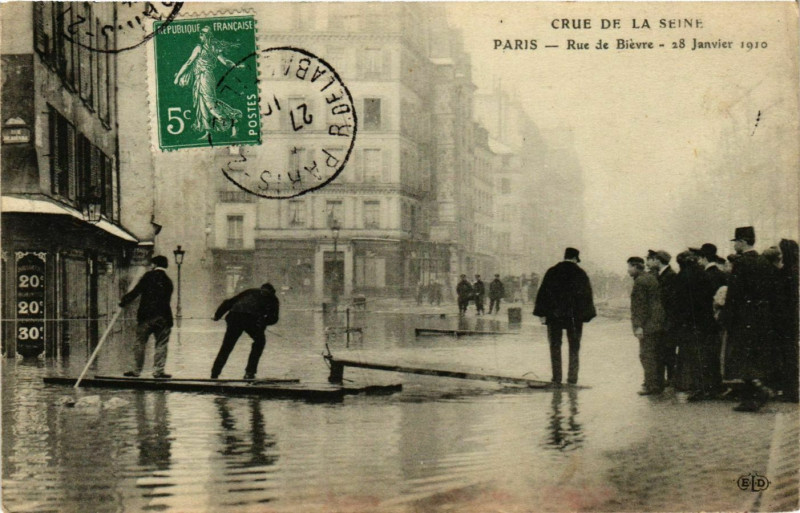 Carte postale ancienne Paris Crue de la Seine 1910 Rue de Bievre à Paris